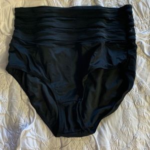 Kiava swimsuit bottoms. M EUC